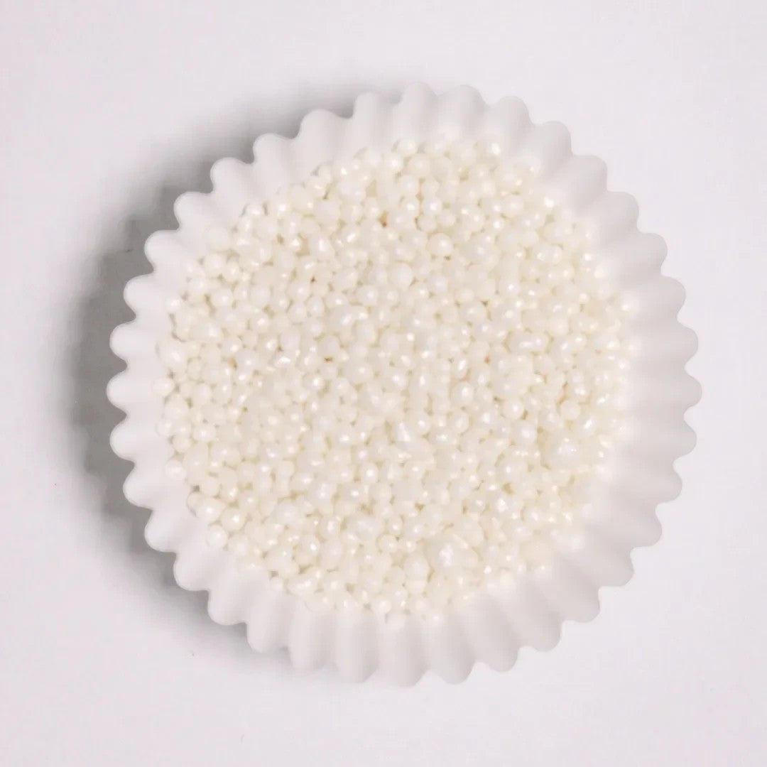 Grageas perladas comestibles blancas de Vallia Repostería en un capacillo para decorar tortas y postres