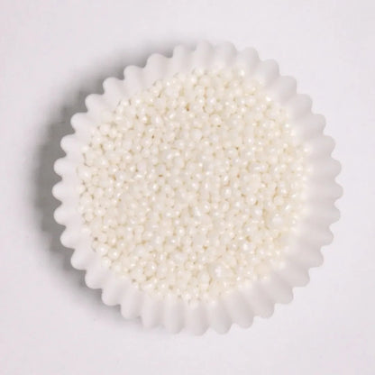 Grageas perladas comestibles blancas de Vallia Repostería en un capacillo para decorar tortas y postres