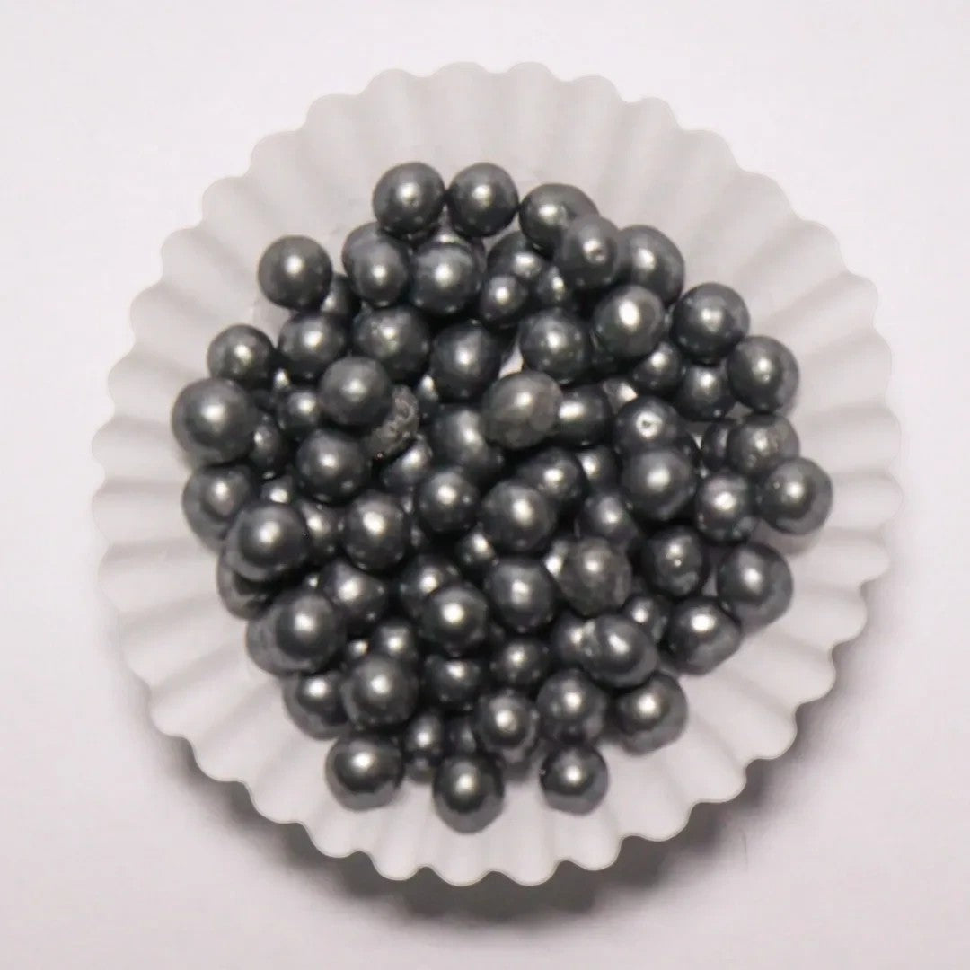Grageas perladas comestibles negras de Vallia Repostería en un capacillo blanco para decorar postres y tortas