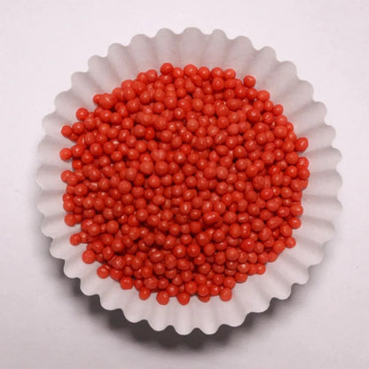 Grageas redondas mini de color rojo intenso para decoración de repostería de Vallia Repostería en capacillo blanco