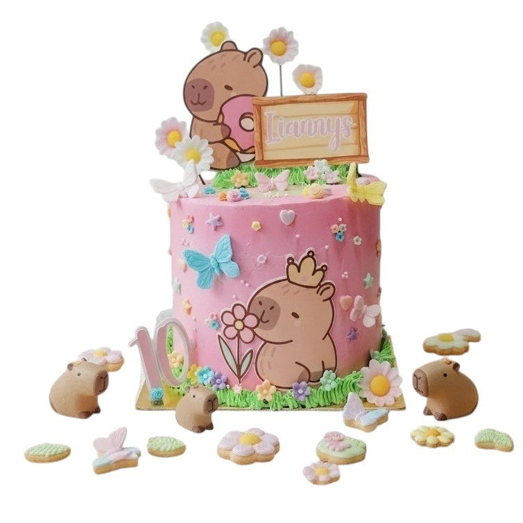 Pastel temático de Vallia Repostería decorado con figuras de mariposas de silicona, flores y personajes de capibara.