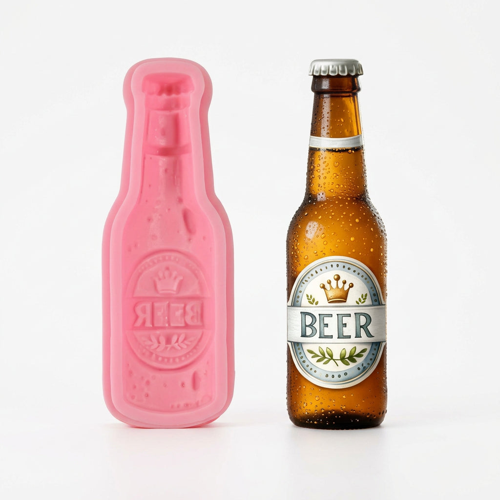 Molde de silicona rosa Vallia Repostería con forma de botella de cerveza junto a una botella real para repostería