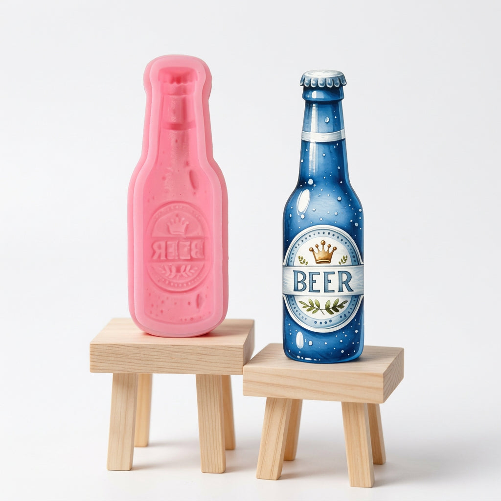 Molde de silicona rosa Vallia Repostería con forma de botella de cerveza junto a una figura decorativa terminada