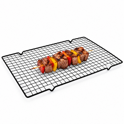 Set de 3 rejillas de enfriamiento Vallia Repostería color negro con brochetas de carne sobre superficie blanca